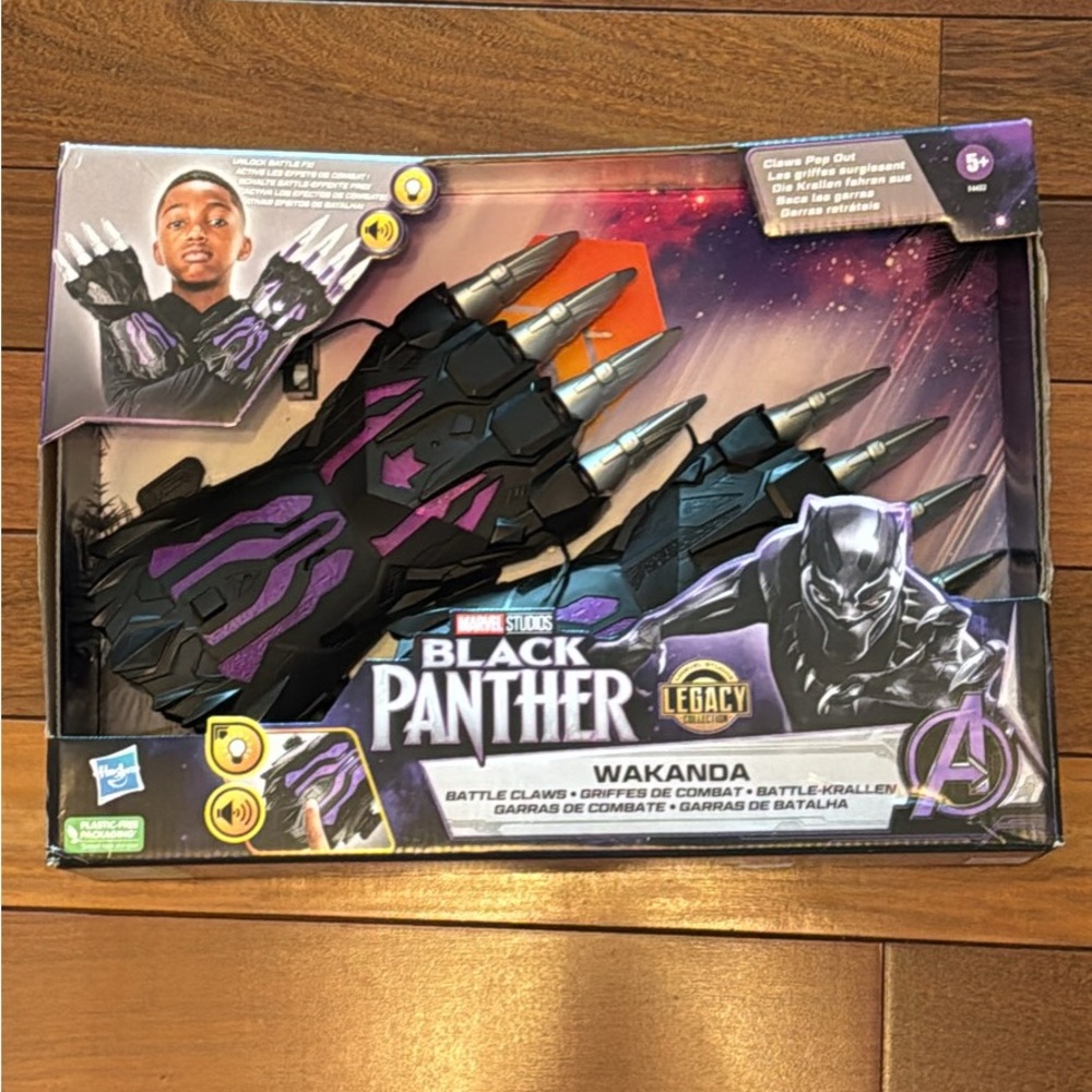 Black Panther Wakanda battle claws. New with tags
